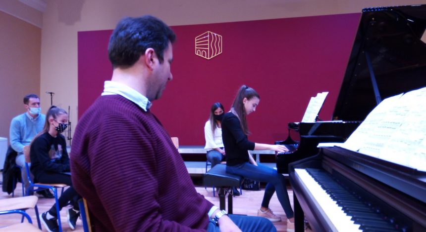 IMG-26c742d5ead131c57d4d81e2a92af67f-V Filip Fak održao seminar u našoj školi