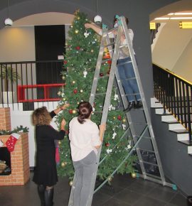 IMG_7197 Pogledajte kako je izgledalo kićenje bora ove godine