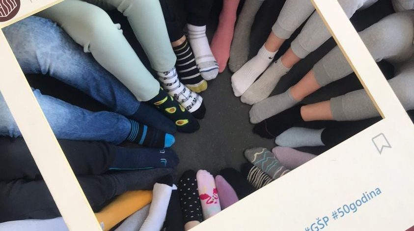 162485392_1800001090168773_4360144571303375328_o Šarene čarapice u našoj školi