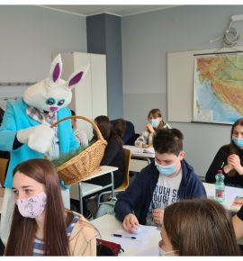 FOTO VIJESTI – Uskršnji zeko posjetio naše srednjoškolce