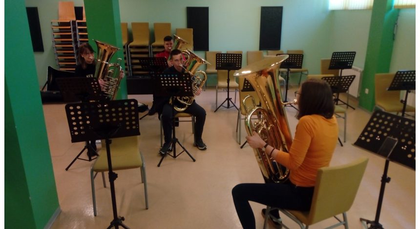 FOTO VIJESTI – Bivša učenica naše škole Mia Ćaćić održala je seminar za učenike tube