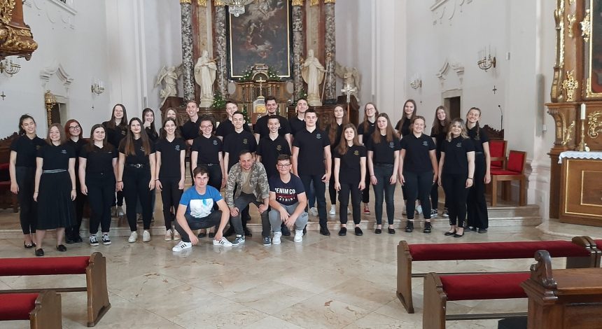Mješoviti zbor u katedrali sv. Terezije Avilske u Požegi