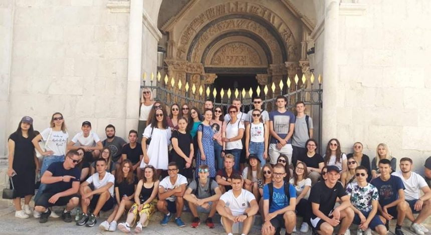 IMG-c1379eff26d89e2f0ccc822ec0f4ca27-V Naši učenici išli na maturalno putovanje u Dalmaciju