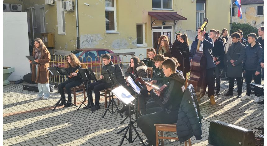 FOTO VIJESTI – Nastup naših učenika za štićenike Doma za starije i nemoćne osobe Požega