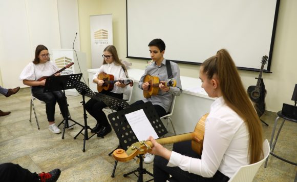 Učenici Područnog odjeljenja Pleternica nastupali na otvorenju izložbe slika