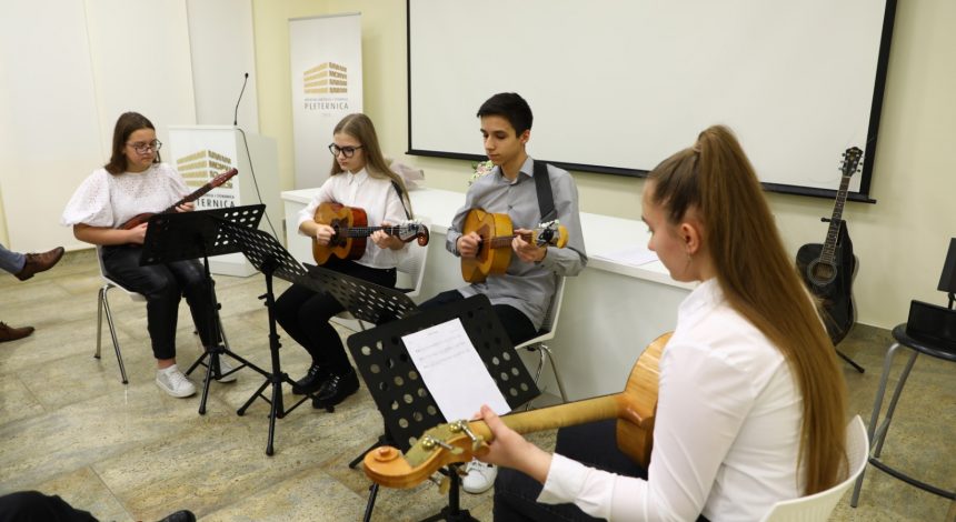 fc51b465-0e58-4f0a-9095-dafbad1c8e41 Učenici Područnog odjeljenja Pleternica nastupali na otvorenju izložbe slika