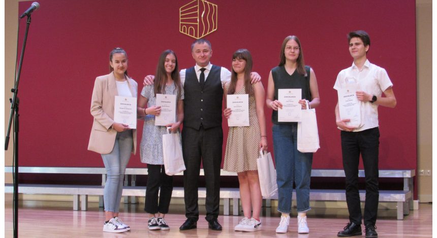 FOTO VIJESTI – Dodjela nagrada nagrađivanim učenicima na natjecanjima