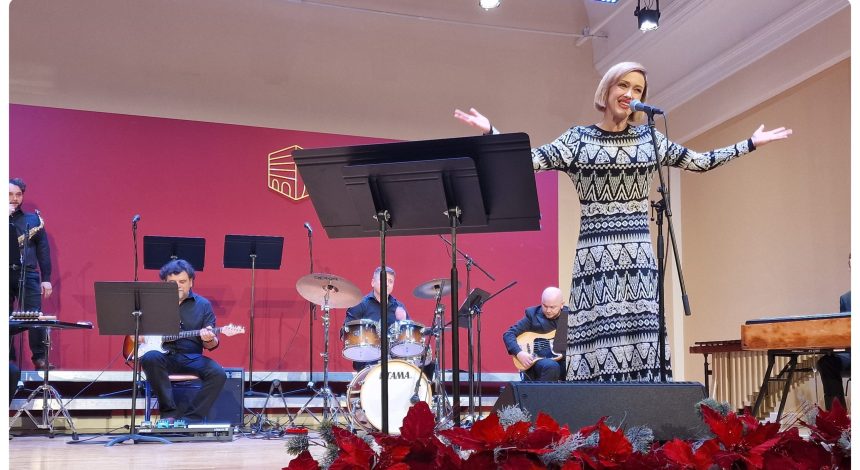 FOTO VIJESTI – Održan Humanitarni koncert za Županijsku ligu protiv raka Požega uz nastup Ivane Kindl