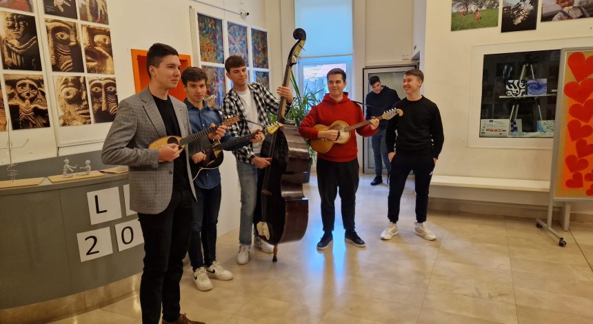 FOTO VIJESTI – Druženje učenika Glazbene škole i Gimnazije povodom Valentinova