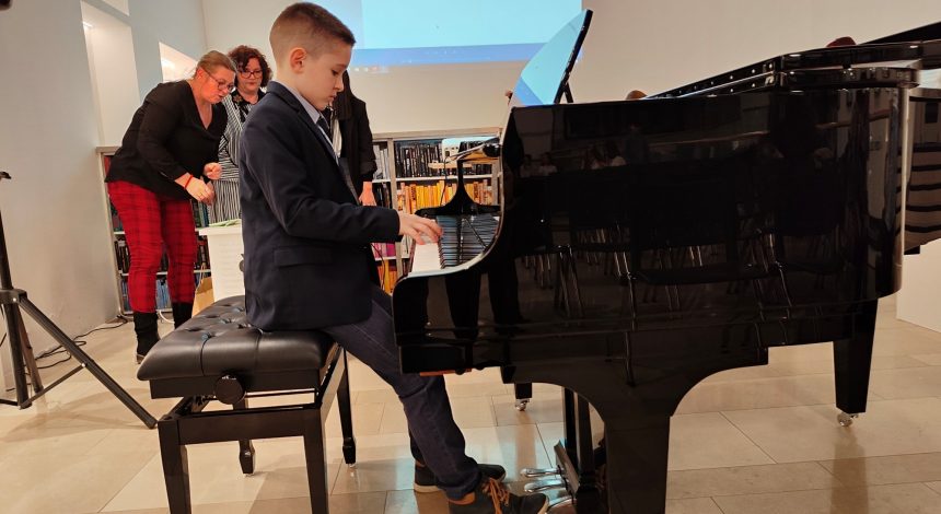 Naši učenici glazbeno obogatili promociju zbirke radova članova Udruge Matko Peić pod nazivom „Skitnje obojene ljubavlju“