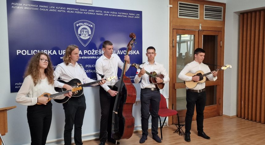 FOTO VIJESTI – Nastup naših učenika na Danu policije
