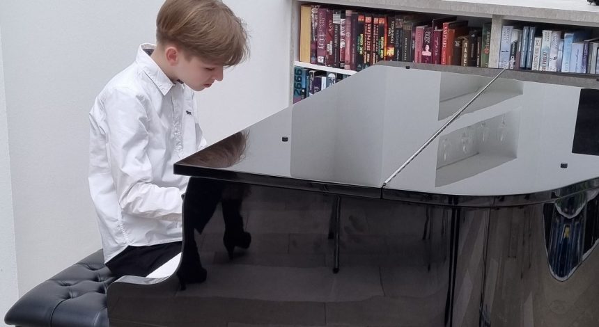 FOTO VIJESTI – Nastup naših učenika na Svečanom umjetničkom programu povodom obilježavanja devetnaeste godišnjice školskog projekta Cesarić u Cesariću