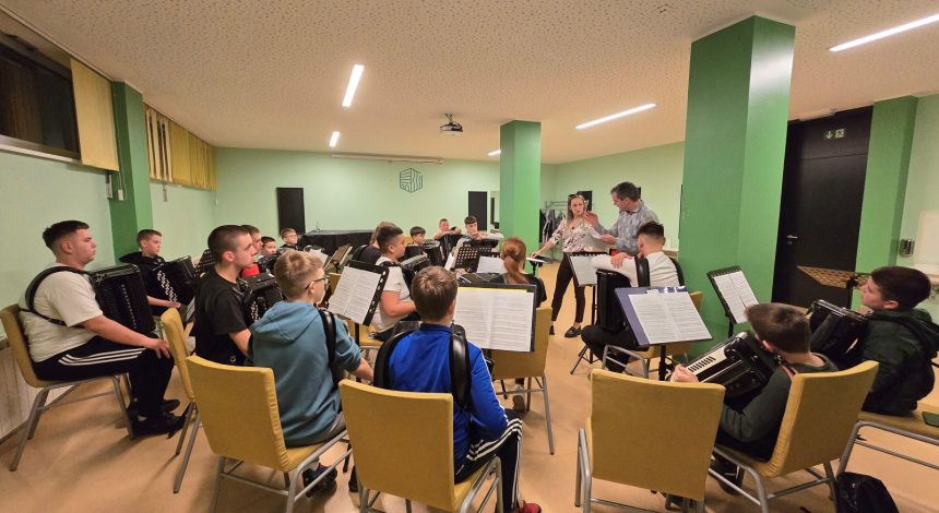Profesor harmonike i dirigent Miran Vaupotić održao seminar u našoj školi