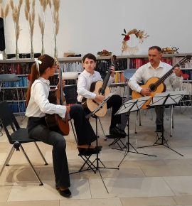 Nastup naših učenika i profesora na otvorenju izložbe slika članova udruge na temu zavičaja