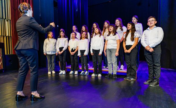 ICTP - DJ tjedan - 2025 - dSk-026 Nastup učenika Područnog odjeljenja Pleternica na glazbeno-dramsko-plesnom programu održanom u sklopu Dječjeg tjedna u Pleternici