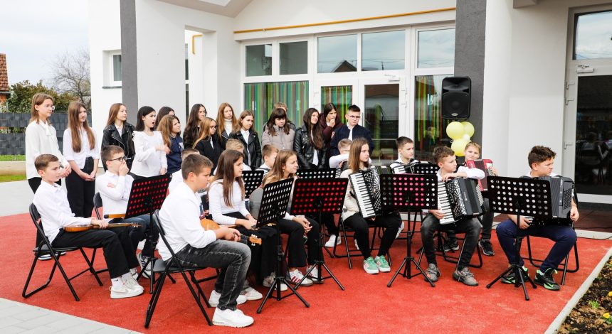 smanjeno6H7A9031-2 Nastup učenika Područnog odjeljenja Pleternica na svečanom otvorenju novoizgrađenog područnog vrtića u Gradcu