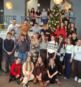 Pogledajte kako je izgledalo kićenje bora u našoj školi