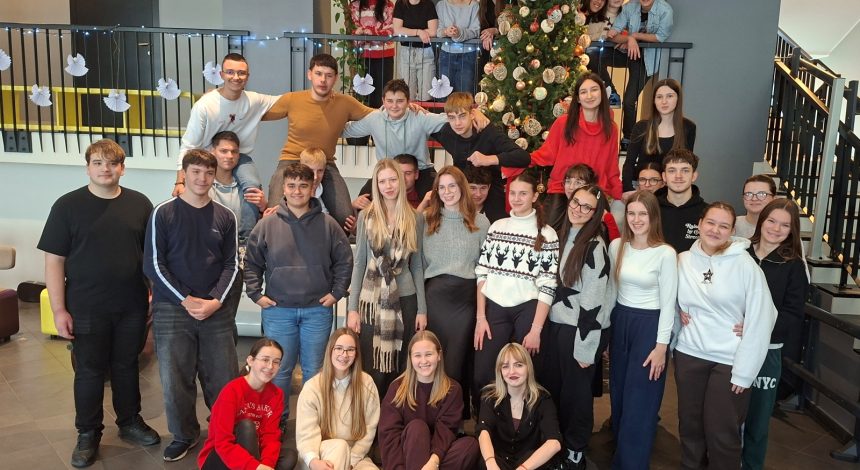 Pogledajte kako je izgledalo kićenje bora u našoj školi