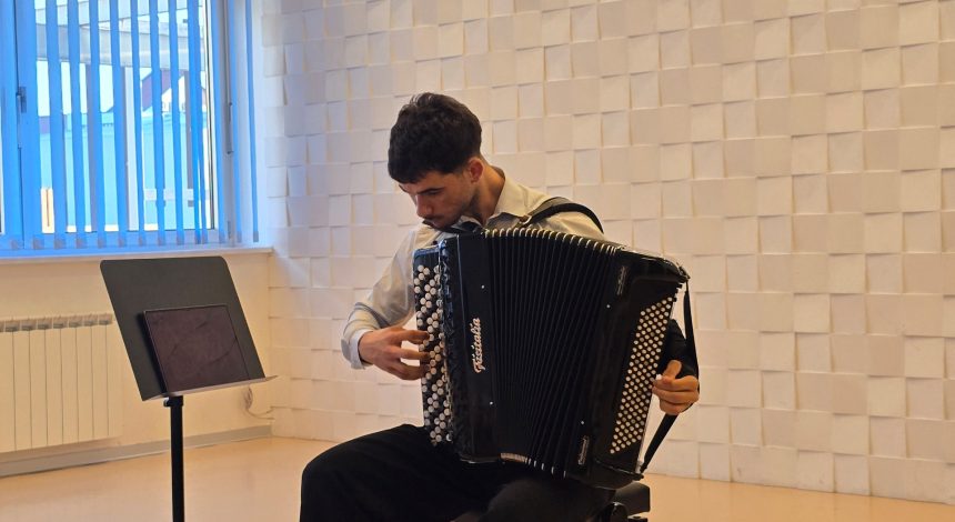 smanjeno20260526_194038 Filip Cindrić održao koncert u našoj školi