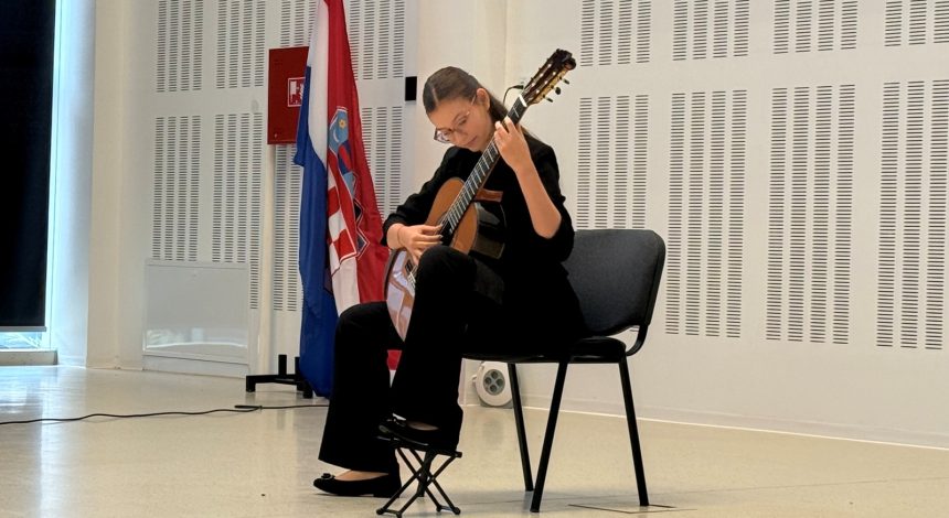 smanjenoIMG_1473 Nastup naših učenica na obilježavanju 30 godina od osnutka Zavoda za javno zdravstvo Požega